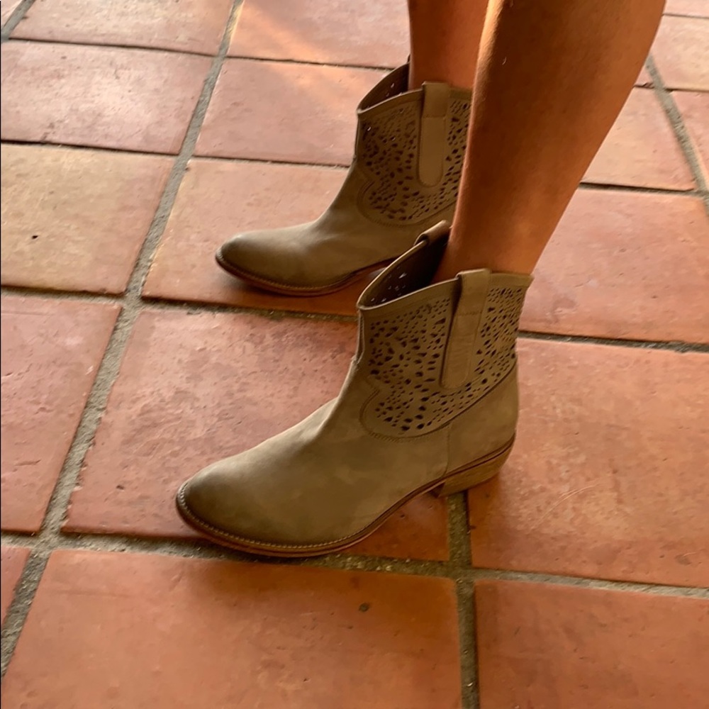 Sundance short gray boots